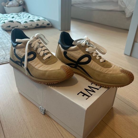 Loewe Tan and Black Sneakers Retro-Inspired Design - Picture 2 of 5